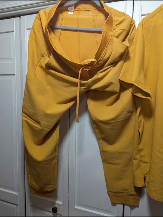 Mandala Men’s Mustard Yellow Scrub Top - V-Neck Pocket - Picture 2 of 7